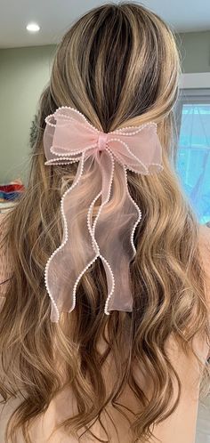 This is a beautiful handmade, sheer long tail layered hair bow clip with a pearl edge detail. Great for any occasion! Suitable for girls and women. Add the perfect finishing touch to hair and outfit with this very coquette, pretty and stylish hair bow! Also makes a great gift! Made with 2.5" organza ribbon. Bows are between 5" and 6" wide with approximately 10" tails. Bow is attached to your option of alligator clip with teeth or barrette. All bows are heat sealed to prevent fraying. Please note Preppy Hairstyles, Light Pink Hair, Hairstyle Examples, Organza Bow, Tail Hair, Hair Bow Clip, Pink Hair Bows