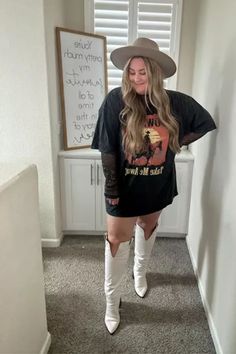 T-shirt dress, high white boots, hat create a trendy, laid-back look. Rock Concert Outfit Plus Size, Concert Outfit Plus Size, Concert Outfit Rock, Rock Concert, Classic Rock