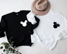 Matching Disney Shirts For Couples, Disney Outfits Family, Disneyland Couples Outfits, Disneyland Outfits Winter, Disney Couple Outfits, Family Disney Outfits, Disneyland Outfit Winter, Disneyland Sweatshirt