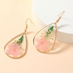 “Pink Petunia” Vinca Impatiens Allium Leaf Pressed Preserved Dried Flower Clear Window Teardrop Botanical Botany Spring Summer Floral Nature Gold Dangle Earrings. Beautiful Pressed Pink Flowers, Allium, & Green Leaves In A Teardrop Shaped Clear Window. New. *Matching Necklace Also Available! Measurements: Eardrop Length: 2.2” Earring Width: 1” If You Want It, Don’t Let It Get Away Send Me An Offer! I Love To Do Bundle Order Discounts! Celebrities Earrings, Wire Hoop Earrings, Hollow Earrings, Handmade Candy, Tory Burch Earrings, Resin Jewelry Diy, Brown Earrings, Leaf Plant, Clear Window