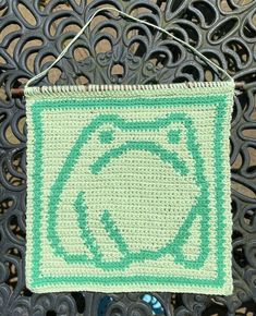 THIS IS A DIGITAL CROCHET PATTERN - INSTANT DOWNLOAD~ THIS IS FOR A PATTERN ONLY THIS IS NOT A FINISHED PRODUCT This pattern is only available in English, using US crochet terms. Downloadable 'Froggy Crochet Tapestry Pattern', including info about materials, step by step instructions, a grid pattern from Stitch Fiddle and an image of the finished product. Skill level -  Beginner / intermediate (this pattern gives step by step instructions on how to complete the tapestry, but does not teach a nov Simple Crochet Tapestry, Small Crochet Tapestry, Small Tapestry Crochet, Free Tapestry Crochet Patterns, Crochet Tapestry Grid, Tapestry Crochet Ideas, Easy Tapestry Crochet Patterns, Grid Pattern Crochet, Crochet Tapestry Pattern Free Charts