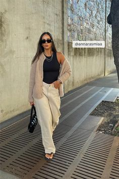 Beige Jeans Outfit Summer, Beige Wide Leg Pants Outfit, Wide Leg Pants Outfit Fall, Beige Trousers Outfit, Pants Outfit Fall, Beige Jeans, Leg Pants Outfit, Cord Trousers