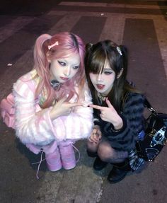 Gyaru And Vkei Duo, Gyaru And Goth Couple, Internet Girl, Human Poses Reference, Emo Outfits, Cool Poses, Mood Board Fashion, Fairy Grunge