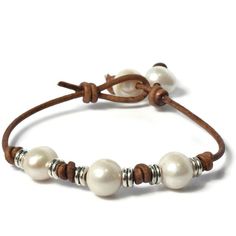 Barrel Knot Bracelet, Leather Bracelet Ideas, Leather Pearl Jewelry, Leather Bracelet Tutorial, Leather Cord Jewelry, Leather Jewelry Making, Jewelry Ocean, Diy Leather Bracelet, Pearls Bracelet