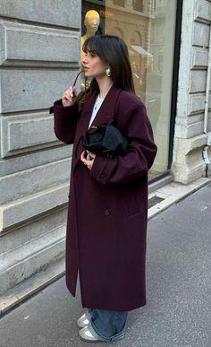 Short Hair Fall Outfits, Fall Outfits 2024 Aesthetic, Burgundy Coat Outfit Winter, Burgundy Winter Outfits, Burgundy Outfit Aesthetic, Casual Hijab Dress, Classic Fall Style, Downtown Outfits, Winter Fashion Outfits Casual