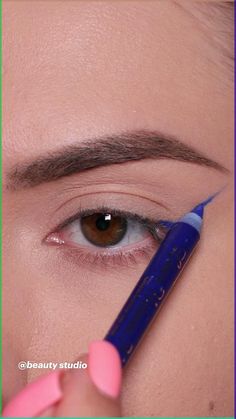 Blue Eyeshadow Make-up Look Tutorial. Different Eye Makeup, Blue Eyeliner Makeup, Blue Eyeshadow Makeup, Evening Eye Makeup, Bridal Eye Makeup, Eye Makeup Techniques, Eye Makeup Pictures, Smink Inspiration, Makijaż Smokey Eye