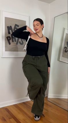 Outfits With Cargo Pants Plus Size, Baddie Outfits Casual Midsize, Zara Mid Size Outfit, Fall Outfits Large Bust, College Going Out Outfits Plus Size, New York Aesthetic Outfits Plus Size, Poses For Mid Size Women, Square Pants Outfit Plus Size, Plus Size Fall Fashion 90s