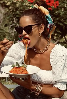 Dolce Vita Outfit, Italian Glam, Eating Spaghetti, Best Red Lipstick, Izabel Goulart, Italy Summer, Look Retro, Italy Outfits