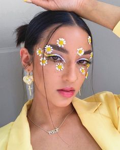 Maquillajes aesthetic para darle personalidad a tu Instagram Carnaval Make-up, Maquillage Yeux Cut Crease, Flower Makeup, Face Paint Makeup, Face Art Makeup, Makijaż Smokey Eye, Eye Makeup Designs, Colorful Eye Makeup, Edgy Makeup