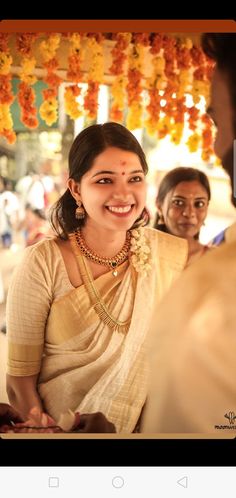 Kerala Bride With Minimal Jewellery, Kerela Brides Jewellery, Simple Hindu Bride Kerala, Kerala Thali Designs, Thaali Design Kerala, Kerala Wedding Jewellery Collection, Kerala Thali Designs Gold, Kerala Jewellery Traditional, Kerala Bride Jewellery