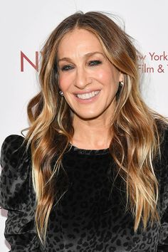 Carrie Bradshaw Hair Color, Sara Jessica Parker Hair, Sarah Jessica Parker Hair Color, Sjp Hair, Natural Dark Blonde, Dark Blonde Highlights, Honey Highlights, Tie Dye Hair