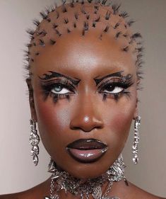 Punk Rock Makeup, Big Makeup, Rock Makeup, Vogue Photography, Makeup Creative, Drag Make-up, Rave Babe, High Fashion Makeup, Black Girls With Tattoos