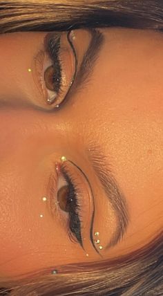 Gold Glitter Eyeliner Looks, Birthday Eyeliner Ideas, Ateez Inspired Makeup Looks, Cowgirl Eye Makeup, Fun Concert Makeup, Prom Eyeliner, Gem Eye Look, Y2k Make Up, Makeup Ideas For Work