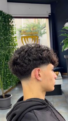 Taper Haircut Curly Hair, Fringe Fade Haircut Men, Fade Hair Styles For Men, Taperfade Men Curly Hair, Curly Taper Fade Haircut, Tapper Fade Boys Haircut Curly, Tapper Fade Boys Haircut, Mid Blowout Taper, Best Taper Fades