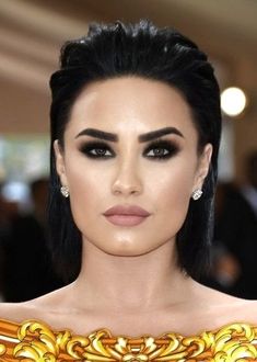 Wet Hair Look Short Bob, Black Tie Hairstyles For Short Hair, Red Carpet Short Hair, Demi Lovato Hairstyles, Slick Bob, Black Tie Hairstyle, Beachy Blonde Hair