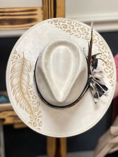 Cream Bone Suede Flat Brim With Feather and Cheetah Burned Design Unique Western Rodeo Custom Burned Hat - Etsy UK Cheetah Print Burned Hat, Burned Ball Cap, Hat Decorating Ideas, Cowboy Hat Design, Hat Burning, Bohemian Hats, Custom Cowboy Hats, Glam Boho, Cowboy Design