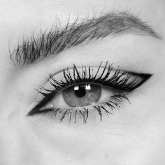 Cool Eyeliner Looks, Eyeliner Grafico, Doe Eye Makeup, Vampire Bride, Eyeliner Designs, Simple Makeup Tips, Doll Eye Makeup, Eyeliner Styles