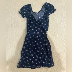 -Size Xs -Never Worn! -Black -Floral -Hollister -Mini Dress -Open To Offers! Navy Fitted Mini Dress With V-neck, Navy Fitted V-neck Mini Dress, Fitted Navy V-neck Mini Dress, Box Dress, Hollister Dresses, Dresses Black, Navy Floral, Black And Navy, Black Floral