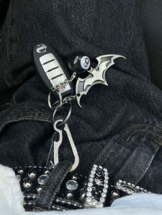 Cool Keychains, Batman Logo, Cute Cars, Laura Lee, Things To Buy, Toner, Car Accessories, Piercings, Aura