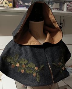 Das Cape ist aus festem Wollstoff genäht, innen gefüttert mit Baumwollcanvas. Verziert mit Maschinenstickerei. Das Vorderteil schließt mit Haken und Ösen Passt perfekt zu einem Fantasy-Kostüm. Ren Faire Cape, Cute Elf Costume, Fantasy Cloak Design, Fantasy Cape For Larp And Halloween, Elvish Cape For Larp In Fall, Elven Style Cape For Cosplay, Embroidered Cloak, Medieval Cape For Cosplay, Elven Style Winter Cape For Larp