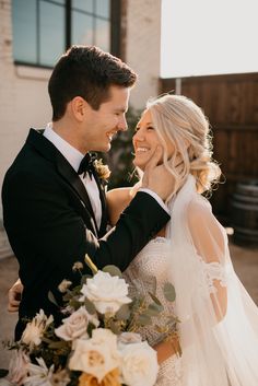 Bride and groom up close portrait during golden hour at Brake and Clutch wedding venue Bride And Groom Unique Pictures, Bridal And Groom Portraits, Bride And Groom Wedding Portraits, Bride And Groom Picture Ideas, Wedding Photography Styles Lighting, Wedding Picture Editing Styles, Natural Light Wedding Photography, Wedding Photo Ideas Bride And Groom, Golden Hour Wedding Photos