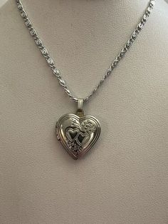 Vintage MCM Silvertone Double Heart Design & Flower Locket Pendant Necklace | eBay Fine Silver Necklace, Dainty Vintage Necklace, Heart Locket Necklace Aesthetic, Silver Vintage Jewelry, Vintage Jewellery Aesthetic, Locket Necklace Aesthetic, Vintage Necklace Aesthetic, Gothic Locket, Valentina Core