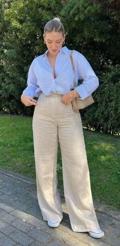 Formal Pants Women Outfit Ideas, Classy Casual Spring Outfits, Outfit Avec Pantalon Beige, Stylish Outfits For Summer 2024, Linen Formal Outfit, Beige Formal Pants Outfit, Stylish Work Outfits 2024, Beige Pant Outfits Women, Pantalones Beige Outfit