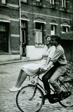 Romantic Cyclist happy Couple music playlist compilation song recommendations folk acoustic bossa nova Couple On Bicycle, Vintage Couples, My Kind Of Love, Vintage Romance, Kissing Couples, Old Love, Vintage Lover, Real Love