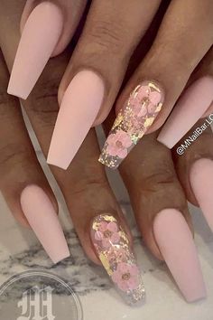 Check out these awesome flower nails, flower nail designs, flower nail art, and flower nails abstract. These are the prettiest flower nails of the season! #flowernails #flowernaildesigns Cute Spring Nails, Nails Green, Flower Nail Designs, Cute Acrylic Nail Designs, Acrylic Coffin, Nails Simple, Homecoming Nails, Coffin Nails Designs, Classy Nails