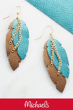 These trendy Feather Earrings, made from faux leather, are a cinch to make with your Cricut® machine! Diy En Cuir, Denim Earrings, Diy Leather Earrings, Leather Jewelry Diy, Faux Leather Earrings, Fish Hook Earrings, Diy Schmuck, Bijoux Diy, Leather Diy