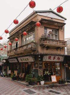 A popular old two storey corner building in Tainan with a fresh fruit juice cafe on the ground floor. Juice Cafe, Corner Building, Japanese Buildings, Bangunan Minecraft, Fresh Fruit Juice, Building Drawing, Tainan