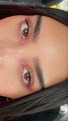 Subtle Bright Eye Makeup, Red Inner Corner Makeup, Natural Makeup Inspo Eyes, Simple Color Eyeshadow, Summer Glow Makeup Look, Eyeshadow Looks 90s, Makeup Looks No Lashes, Pink Out Makeup, Pink Makeup Looks Simple