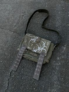 Punk Bag Diy, Bag Decorating Ideas, Alternative Fashion Diy, Punk Bag, Military Bag, Upcycled Bag, Men Stylish Dress, Aesthetic Fits