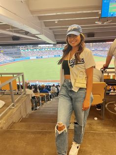 Baseball Day Outfit, White Dodgers Jersey Outfit, Baseball Game Outfit Curvy, Yankees Baseball Outfit, Dodger Game Outfit Women Cold, Baseball Game Outfit Ideas For Women, Yankees Jersey Outfit Woman, Dodger Game Couple