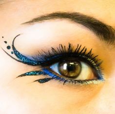 No idea when I would ever use this eye makeup, but it's very pretty.--(maybe for a belly dance performance?) Fairy Costume Makeup, Eyeshadow Easy, Purim Ideas, Carnaval Make-up, Fairy Glitter, Make Up Designs, Pretty Eyeshadow, Liner Makeup