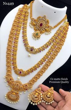 Necklace Set Indian Bridal Jewelry, Indian Gold Jewellery Design, Temple Jewellery Earrings, Gold Haram, Jhumka Designs, Bridal Jewellery Earrings, Balochi Dress