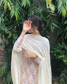 Desi Aesthetic Poses In Kurti, Eid Photoshoot Ideas, Poses Selfie, Desi Aesthetic, Salwar Kamiz, Self Portrait Poses, Stylish Photo Pose