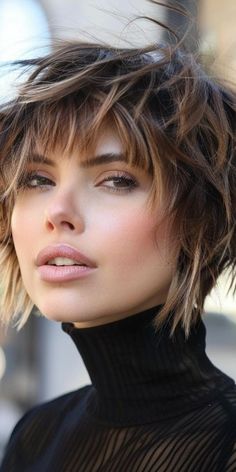 Navigate through 2024 with style by trying one of these 30 choppy haircuts. Each style is crafted to enhance your natural beauty and complement your modern lifestyle. Choppy Pixie Cut, Short Shaggy Haircuts, Choppy Haircuts, Shaggy Short Hair, Edgy Haircuts, Choppy Bob, Choppy Bob Hairstyles