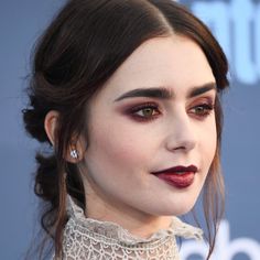 Lily Collins Looks Like a Sexy Vampire at the 2017 Critics' Choice Awards Hazel Eye Makeup, Smokey Eye Tutorial, Makeup For Hazel Eyes, Stunning Makeup, Dark Makeup, Grunge Makeup, Hazel Eyes, Lily Collins, Celebrity Makeup