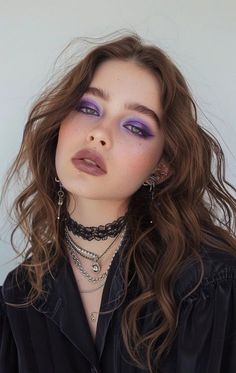 Cool Color Makeup Looks, Simple Colored Eyeshadow, About Face Makeup Looks, Blown Out Eyeshadow, Casual Purple Eyeshadow, Make Up Looks For Photoshoot, Simple Creative Makeup Looks, Dusty Purple Makeup, Purple Eyeshadow Looks Tutorial