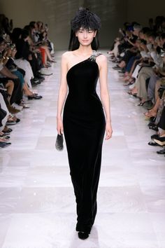 Armani Privé Fall 2024 Couture Fashion Show & Collection Review [PHOTOS] Giorgio Armani Dress, 2024 Couture, Armani Fashion, Armani Dress, Runway Outfits, Armani Women, Unique Outfit, Woman Suit Fashion, Armani Prive