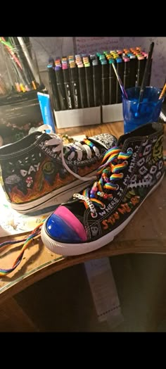 Drawing Converse Shoes, Diy Converse Shoes Paint High Tops, Converse Shoes Decorated, Shoe Decorations Diy Converse, How To Decorate Shoes, Cute Converse Designs, How To Customize Converse, Shoe Decoration Ideas, Converse Shoe Ideas