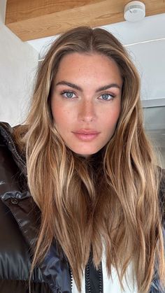 Soft Summer Color Palette Hair Blonde, Soft Summer Hair Color Ideas Blonde, Barely Blonde Highlights, Soft Summer Hair Color Palette, Soft Summer Blonde Hair, Soft Summer Hair Color Ideas, Caramel Bronde, Rambut Brunette, Bombshell Hair