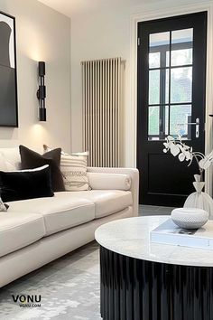 17 Neutral Living Room Design Ideas – VQNU Black And Cream Modern Living Room, Black White And Beige Living Room, Chic Modern Living Room, Black Modern Sofa, Black And Cream Living Room, Living Room Inspiration Grey, Cozy Neutral Living Room, Chic Living Room Design, Modern Living Room Decor Ideas