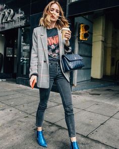 Sacos o blazers. Si quieres un look moderno que te mantenga un tanto abrogada en época de lluvia, te recomiendo combinar tu saco o blazer con una playera sencilla. Agrega botines coloridos o si prefieres, lleva un look completamente negro para que destque tu saco. Casual Chique Stijl, Cooler Style, Style Casual Chic, Blazer Outfit, Spring Look, Fall Street Style, Blazer Outfits, Plaid Blazer