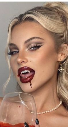 Halloween Makeup Blood, Halloween Simples, Vampire Makeup Looks, Blood Makeup, Holloween Makeup, Vampire Look