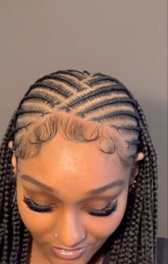 How to take care of Fulani Braids? How to prep your hair to perform the style? Check out the answer these and other questions! Simple Fulani Braids, Braids Simple, Hair Journey Tips, Feed In Braids Hairstyles, Goddess Braids Hairstyles, Cute Braided Hairstyles, Braids Hairstyles Pictures, Cute Box Braids Hairstyles