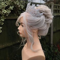 Queen Updo With Crown, Hairdos With Crown, Wedding Hair Updo With Crown, Royal Updo Hairstyles, Hair Updo With Crown, Wedding Updo With Crown, Princess Hair Updo, Princess Updo Hairstyles, Queen Hairstyles Crown