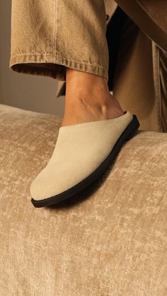 #amatto #clogs #fall #falloutfitsforwomen #shoes #shoesaddict #sabo #fallwinter Slip-on Suede Clogs With Suede Lining, Suede Slip-on Clogs With Suede Lining, Suede Mules With Cork-bed Midsoles, Slip-on Suede Mules With Cork-bed Midsoles, Casual Beige Suede Clogs, Beige Suede Casual Clogs, Comfortable Slippers For Everyday Use, Closed Toe Suede Mules With Rubber Sole, Suede Mules With Rubber Sole And Closed Toe