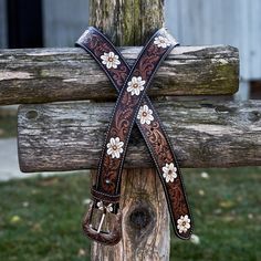 This White Flower Hand Carved Leather Western Belt is a beautiful and unique accessory that adds a touch of elegance to any outfit. This belt is not just a belt; it's a true work of art. Each daisy and intricate pattern is meticulously tooled into premium leather, ensuring that every piece is a testament to our dedication to craftsmanship and quality. The rich, deep tones of the leather contrast the bright white and golden hues of the daisy inlays, creating a piece that is as much a fashion stat Cute Western Belts, Western Leather Belt, Custom Leather Belts, Tooled Leather Belts, Leather Designs, Antique Aesthetic, Cute Country Outfits, Western Belt, Handcrafted Accessories